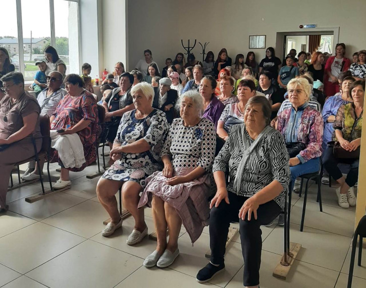 4 августа в селе Моховское было весело и многолюдно. В рамках юбилейного тура, посвящённого 100-летию со Дня образования Алейского района и под эгидой Года семьи, прошла праздничная программа &quot; Любовь и верность - два крыла»..