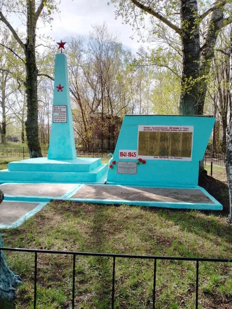 Проведен косметический ремонт памятника и обелиска в селе Ветелки.